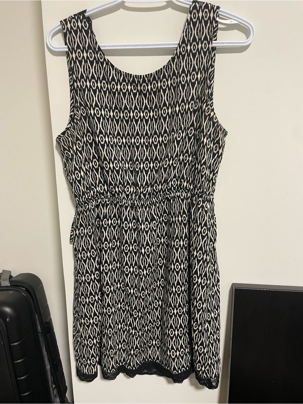 142 Sleeveless Black and White Printed Elastic-Waist Dress